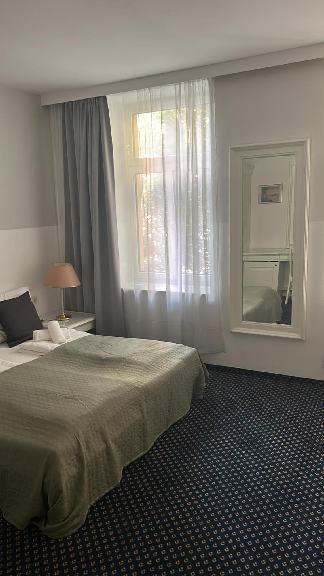 Self-Check-In Hotel Adlon Відень Екстер'єр фото
